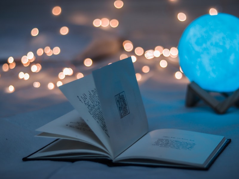 热门国产剧《长风渡》海报 - 古装男女主角在宫廷中对视